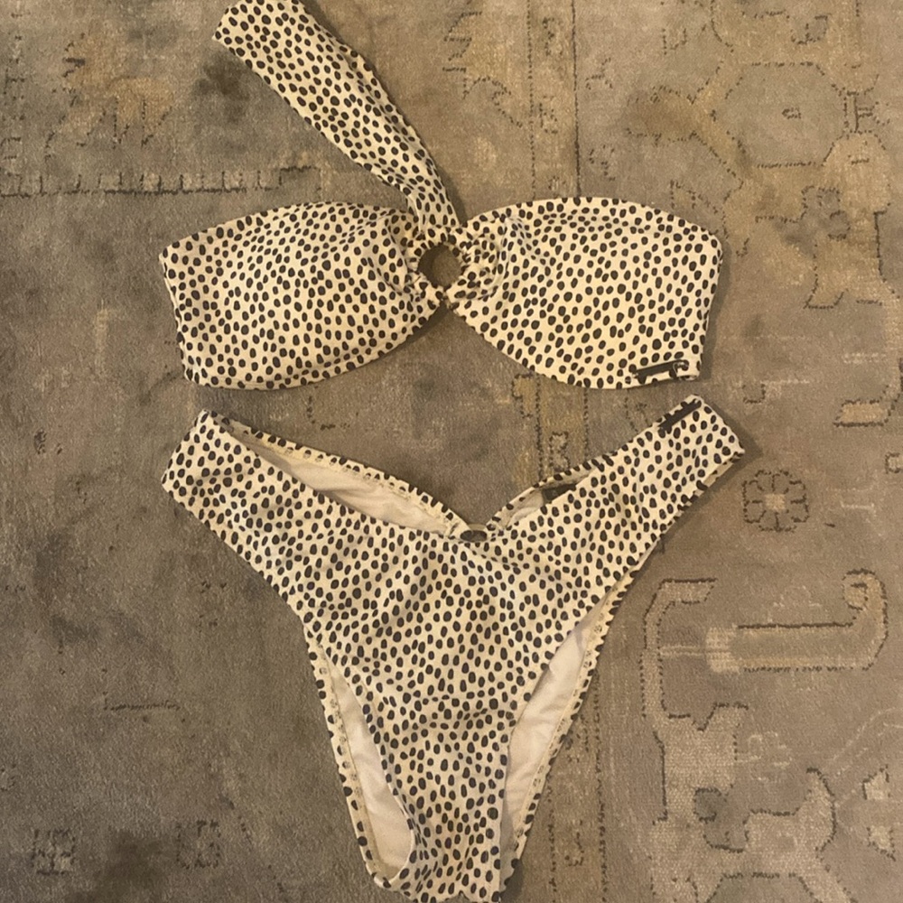 Pre-loved Medium Two piece set/ cream, black. Excellent condition worn once.
